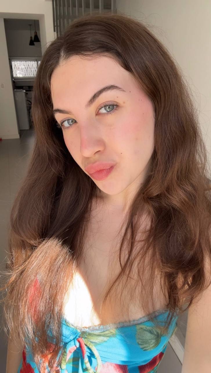 Nude girl Amber in Kingstown